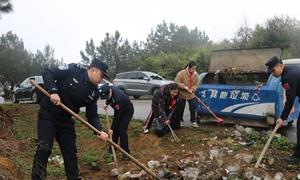 雷锋精神传边疆 美化乡村共聚力