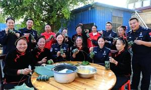 边境民警与壮族女子山歌队喜迎“三八”国际妇女节