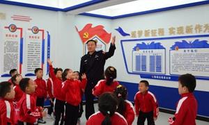 大手拉小手 “警”彩驻童心
