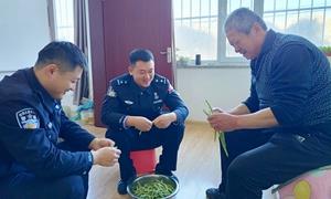 情暖边关“金达莱” 争做雷锋接班人
