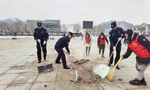 “两所一站”联合社区开展“清洁家园共创文明”志愿服务活动