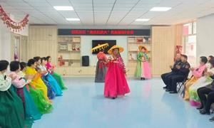 民族盛装展风采 共谱团结新篇章