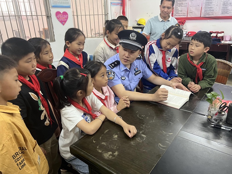 新兴派出所民警和学生们一起阅读红色书籍 苏树安摄.JPG