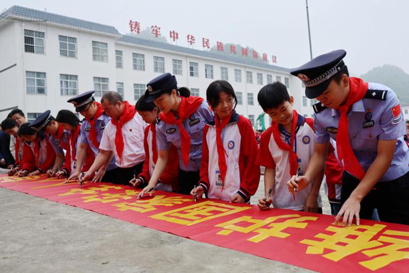 龙邦边检站多形式开展全民国家安全教育日普法宣传活动2.jpg