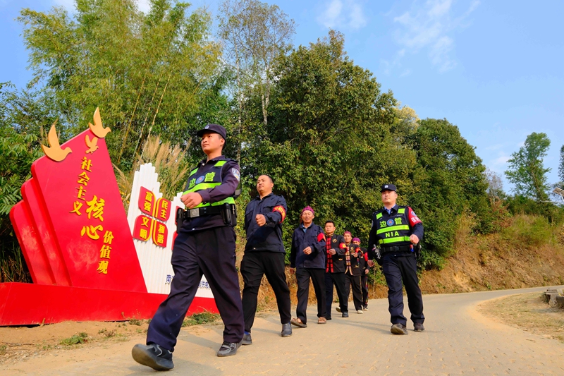 警民联合巡边.jpg