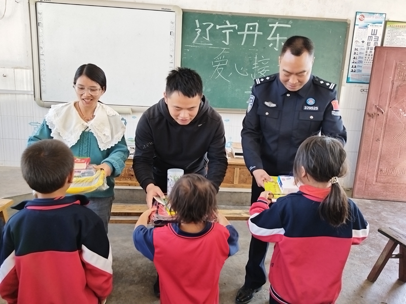 13.为孩子们分发爱心人士寄来的书籍.jpg