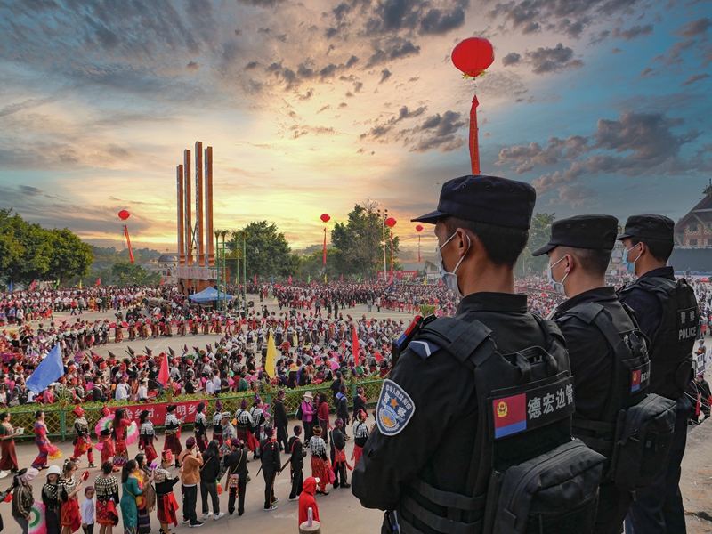 景颇族目瑙纵歌节现场，移民管理警察守护平安！.jpg
