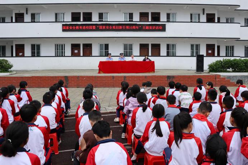 龙邦边检站多形式开展全民国家安全教育日普法宣传活动.jpg