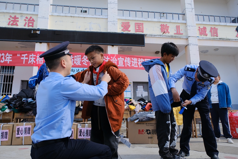盈江边境管理大队开展“红石榴警务公益”活动.JPG