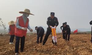 助农抢春耕 田间“警”色美