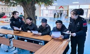 民警走进社区传播安全知识