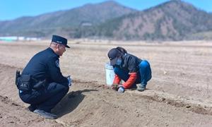 防火宣传到田间 助力春耕促生产