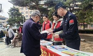 移民警察开展全民国家安全教育日普法宣传活动