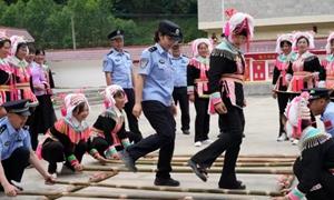警民共庆“三月三” 同唱团结平安曲