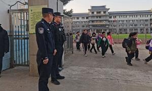 “护学岗”守护平安校园