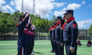 移民管理警察为乡村学校圆梦“六一”