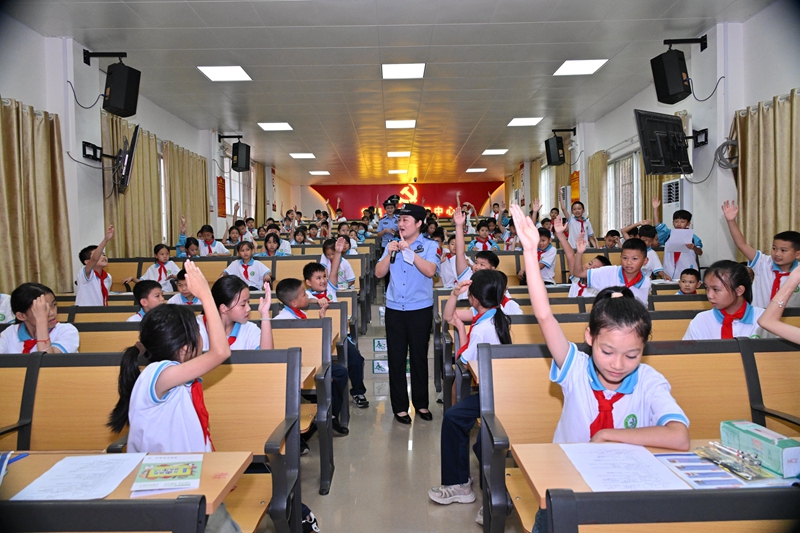 民警与学生进行互动问答1.jpg