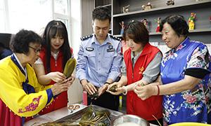 端午包香粽 情暖警民心