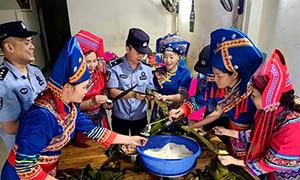 警民一家亲 同包爱心粽