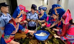 警民一家亲 同包爱心粽