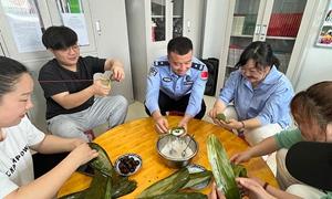 欢歌笑语邻里情 警民齐聚粽香飘