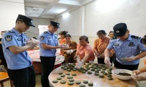 鱼水情深 警民携手包粽子迎端午