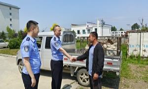 民警送走失“咩星人”“回家”