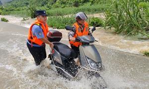 暴雨过后车辆涉水被困移民管理警察紧急救援