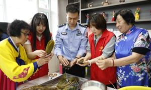 端午包香粽 情暖警民心
