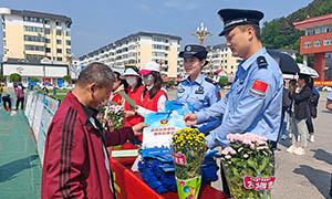 建国边境派出所携手环保局开展“世界环境日”活动