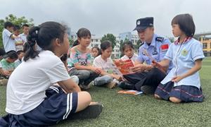 民警送法进校园 护航学生成长