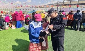 警民一心装点边境琅琅书声