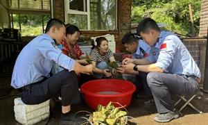 扎紧香粽子 捂紧“钱袋子”