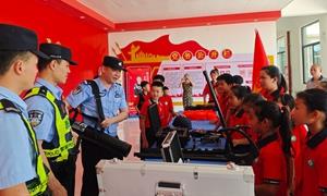 萌娃进警营 “警”彩过六一