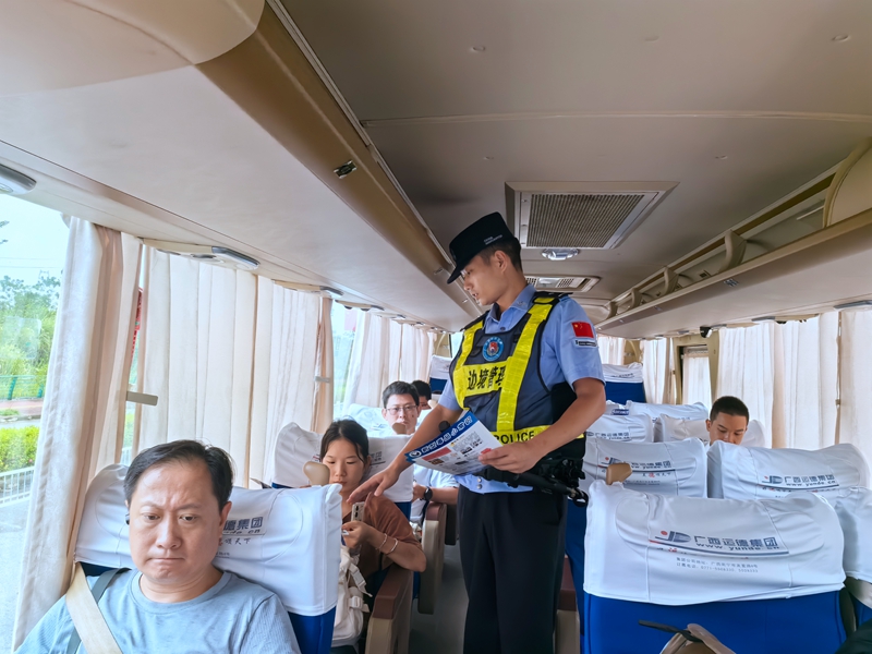 执勤民警为群众讲解网络安全.jpg