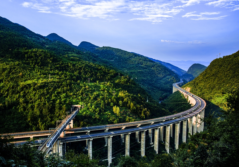 大山的出路 （刘全生）.jpg