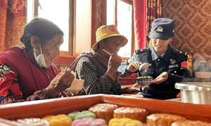 民警陪伴“独居”老人度中秋