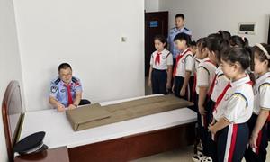 国防教育日 “萌娃”进警营