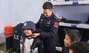 小学生进警营 感受警官“风采”