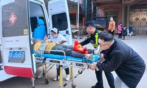 有“警”无险 村民骑车摔伤严重 移民管理警察紧急救助
