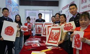 警民携手进社区 剪纸文化致敬警察节