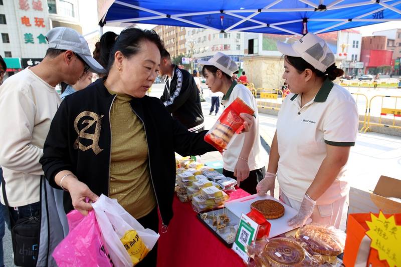 市民在挑选月饼 刘嘉颖摄.jpg