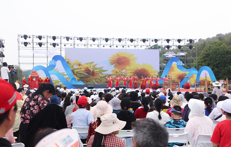 荆州市公安县“黄山晓黛”生态旅游季活动现场， 演员表演传统民俗婚礼《花轿出行》 拍摄：公安县融媒体中心.jpg