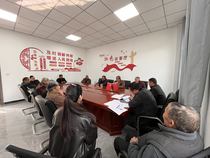 村民代表在鄂州市梁子湖区陈太村议事厅参加议事会.jpg
