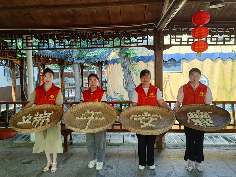 孝感市大悟县三里城镇马鞍村，村民在幸福食堂过端午.jpg