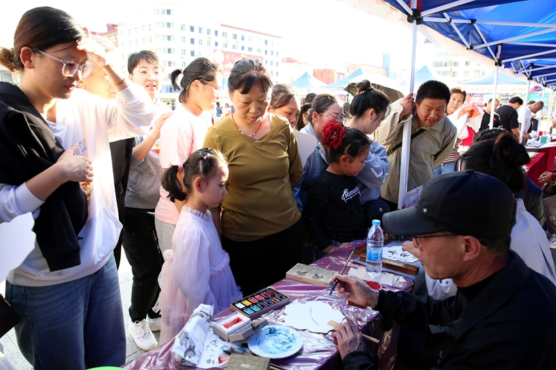 市民在观看团扇制作过程 刘嘉颖摄.jpg