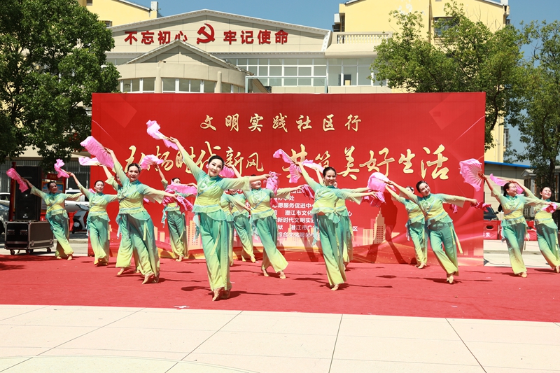 2025年6月16日，潜江市广华寺街道警苑社区开展“弘扬时代新风 共筑美好生活”主题宣传活动.jpg
