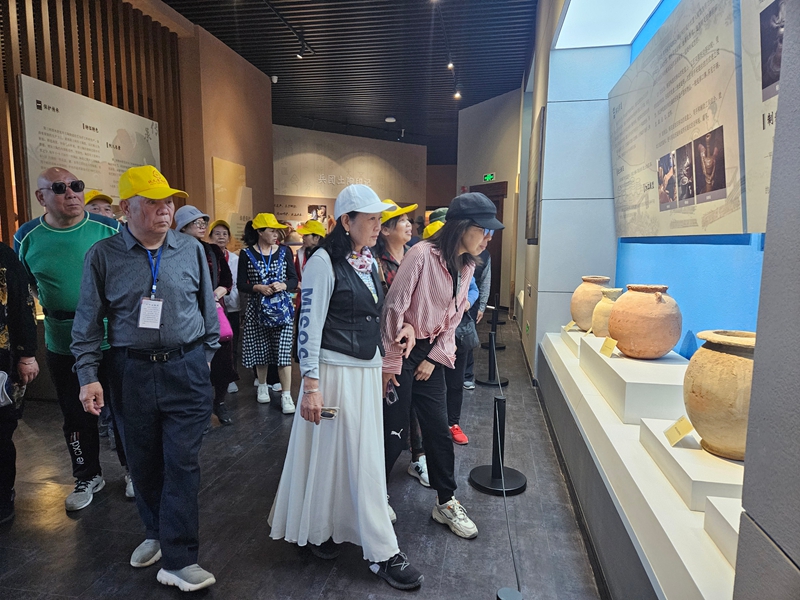 游客在第三师图木舒克市图木舒克土陶技艺馆参观土陶展品.jpg 游客在第三师图木舒克市图木舒克土陶技艺馆参观土陶展品.jpg