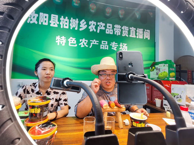 31.在汝阳县柏树乡电商产业基地,主播正在直播带货。.jpg 31.在汝阳县柏树乡电商产业基地,主播正在直播带货。.jpg