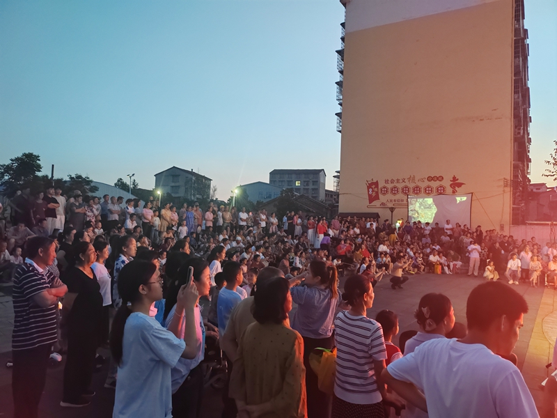 7月10日，由赤壁市委宣传部、市文明办主办的“文明艺站·送新风”文明实践进社区活动走进车埠镇车埠社区。.jpg